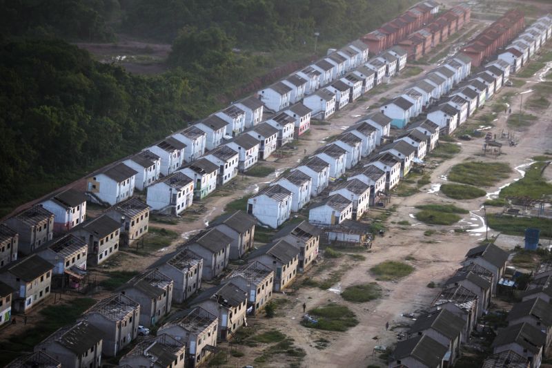 Uma operação integrada, coordenada pela Secretaria de Segurança Pública e Defesa Social do Pará (Segup), deu cumprimento, na manhã desta segunda-feira (11), ao mandado judicial de reintegração de posse do conjunto habitacional Pouso do Aracanga, localizado no bairro do Aurá, em Ananindeua, na Região Metropolitana de Belém. <div class='credito_fotos'>Foto: Bruno Cecim / Ag.Pará   |   <a href='/midias/2019/originais/5650_ec785198-6ef1-876a-3252-7fba2103a15c.jpg' download><i class='fa-solid fa-download'></i> Download</a></div>