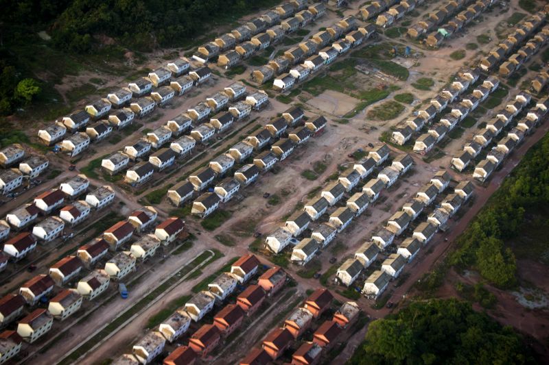 Uma operação integrada, coordenada pela Secretaria de Segurança Pública e Defesa Social do Pará (Segup), deu cumprimento, na manhã desta segunda-feira (11), ao mandado judicial de reintegração de posse do conjunto habitacional Pouso do Aracanga, localizado no bairro do Aurá, em Ananindeua, na Região Metropolitana de Belém. <div class='credito_fotos'>Foto: Bruno Cecim / Ag.Pará   |   <a href='/midias/2019/originais/5650_f6e90ba4-f4b5-7cc1-e376-07b76e00ce21.jpg' download><i class='fa-solid fa-download'></i> Download</a></div>