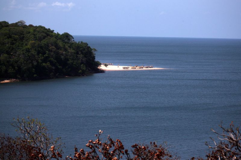 É o que aconteceu com a publicitária paraense, Estefânia Costa, que está noiva e planeja casar em Alter do Chão, em Santarém. “A princípio pensamos em casar no caribe, mas depois surgiu a pergunta ‘porque não no Pará que tem praias tão bonitas? E tem tudo a ver com a gente. <div class='credito_fotos'>Foto: Bruno Cecim / Ag.Pará   |   <a href='/midias/2019/originais/5651_641e74ea-3255-72a0-312c-4ab50657efd3.jpg' download><i class='fa-solid fa-download'></i> Download</a></div>