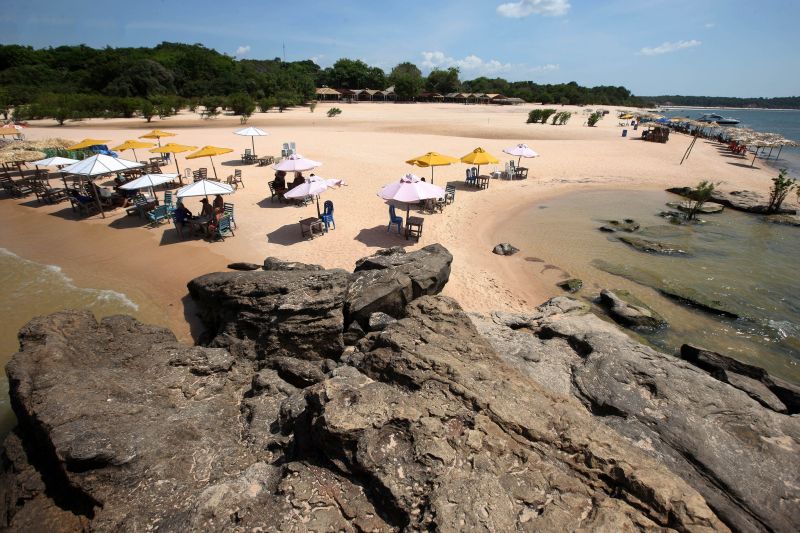 É o que aconteceu com a publicitária paraense, Estefânia Costa, que está noiva e planeja casar em Alter do Chão, em Santarém. “A princípio pensamos em casar no caribe, mas depois surgiu a pergunta ‘porque não no Pará que tem praias tão bonitas? E tem tudo a ver com a gente. <div class='credito_fotos'>Foto: Bruno Cecim / Ag.Pará   |   <a href='/midias/2019/originais/5651_876018fc-04d0-bde8-15d8-a5496a284394.jpg' download><i class='fa-solid fa-download'></i> Download</a></div>