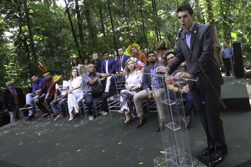 O Governador do Estado instalou oficialmente, na manhã desta segunda-feira (11), o Conselho Estadual de Política Indigenista do Estado do Pará (CONSEPI/Pa). Cerca de 20 indígenas das etnias kaiapó, tembé e mundurucu vindos de várias localidades do Pará participaram do ato de instalação no Museu Emilío Goeldi. <div class='credito_fotos'>Foto: Marco Santos / Ag. Pará   |   <a href='/midias/2019/originais/5652_059f7312-d669-f4e1-c63c-09f4fd8564de.jpg' download><i class='fa-solid fa-download'></i> Download</a></div>