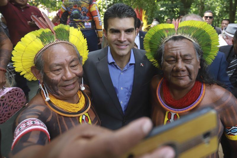 O Governador do Estado instalou oficialmente, na manhã desta segunda-feira (11), o Conselho Estadual de Política Indigenista do Estado do Pará (CONSEPI/Pa). Cerca de 20 indígenas das etnias kaiapó, tembé e mundurucu vindos de várias localidades do Pará participaram do ato de instalação no Museu Emilío Goeldi. <div class='credito_fotos'>Foto: Marco Santos / Ag. Pará   |   <a href='/midias/2019/originais/5652_1145bf03-9e5c-b852-e72b-54dc08135ba2.jpg' download><i class='fa-solid fa-download'></i> Download</a></div>