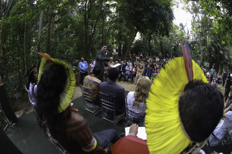 O Governador do Estado instalou oficialmente, na manhã desta segunda-feira (11), o Conselho Estadual de Política Indigenista do Estado do Pará (CONSEPI/Pa). Cerca de 20 indígenas das etnias kaiapó, tembé e mundurucu vindos de várias localidades do Pará participaram do ato de instalação no Museu Emilío Goeldi. <div class='credito_fotos'>Foto: Marco Santos / Ag. Pará   |   <a href='/midias/2019/originais/5652_2f9ef452-b486-79fb-71d8-d005e985b535.jpg' download><i class='fa-solid fa-download'></i> Download</a></div>