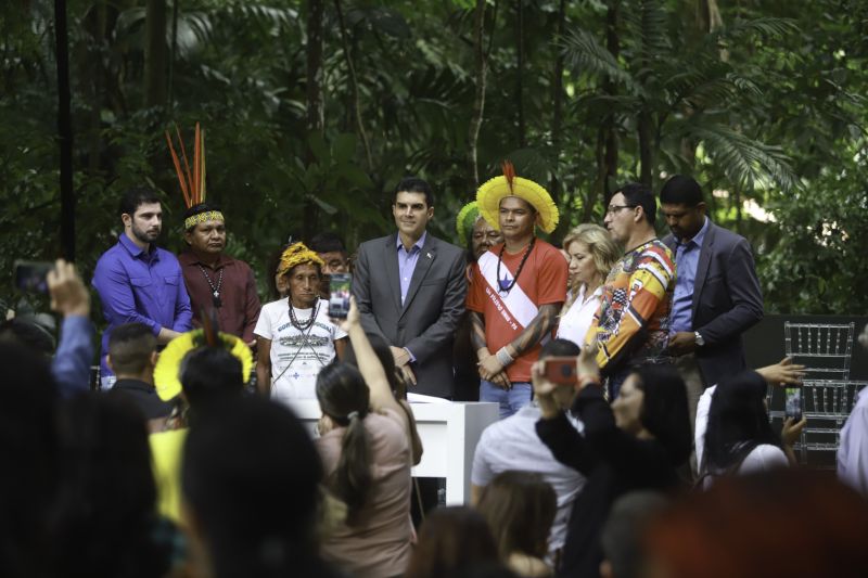 O Governador do Estado instalou oficialmente, na manhã desta segunda-feira (11), o Conselho Estadual de Política Indigenista do Estado do Pará (CONSEPI/Pa). Cerca de 20 indígenas das etnias kaiapó, tembé e mundurucu vindos de várias localidades do Pará participaram do ato de instalação no Museu Emilío Goeldi. <div class='credito_fotos'>Foto: Marco Santos / Ag. Pará   |   <a href='/midias/2019/originais/5652_3d91e1bd-bb72-9a9f-c048-0f7d951c8e83.jpg' download><i class='fa-solid fa-download'></i> Download</a></div>