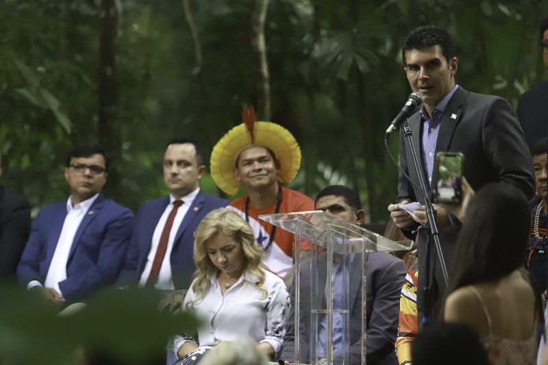 O Governador do Estado instalou oficialmente, na manhã desta segunda-feira (11), o Conselho Estadual de Política Indigenista do Estado do Pará (CONSEPI/Pa). Cerca de 20 indígenas das etnias kaiapó, tembé e mundurucu vindos de várias localidades do Pará participaram do ato de instalação no Museu Emilío Goeldi. <div class='credito_fotos'>Foto: Marco Santos / Ag. Pará   |   <a href='/midias/2019/originais/5652_3e118d4b-62fc-ee64-43d4-f12884289a9b.jpg' download><i class='fa-solid fa-download'></i> Download</a></div>
