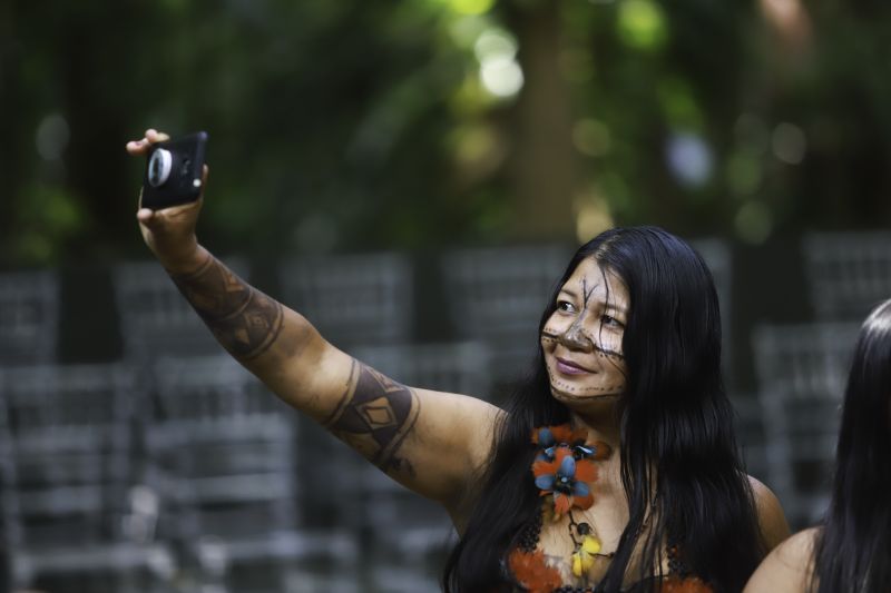 O Governador do Estado instalou oficialmente, na manhã desta segunda-feira (11), o Conselho Estadual de Política Indigenista do Estado do Pará (CONSEPI/Pa). Cerca de 20 indígenas das etnias kaiapó, tembé e mundurucu vindos de várias localidades do Pará participaram do ato de instalação no Museu Emilío Goeldi. <div class='credito_fotos'>Foto: Marco Santos / Ag. Pará   |   <a href='/midias/2019/originais/5652_4693e0ff-8e7c-292b-fc79-0e2122403473.jpg' download><i class='fa-solid fa-download'></i> Download</a></div>