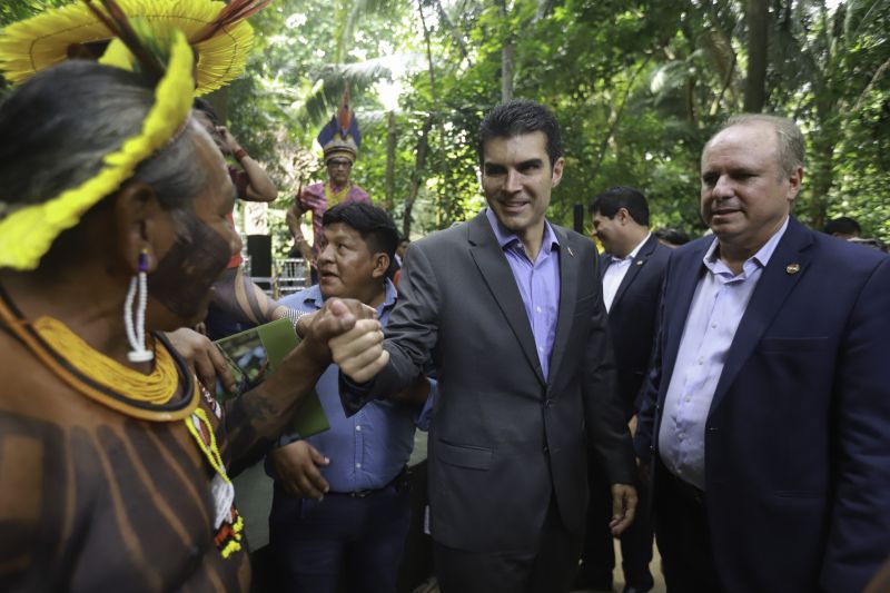O Governador do Estado instalou oficialmente, na manhã desta segunda-feira (11), o Conselho Estadual de Política Indigenista do Estado do Pará (CONSEPI/Pa). Cerca de 20 indígenas das etnias kaiapó, tembé e mundurucu vindos de várias localidades do Pará participaram do ato de instalação no Museu Emilío Goeldi. <div class='credito_fotos'>Foto: Marco Santos / Ag. Pará   |   <a href='/midias/2019/originais/5652_6f806182-ee9a-49d8-1f39-5de372a81eed.jpg' download><i class='fa-solid fa-download'></i> Download</a></div>