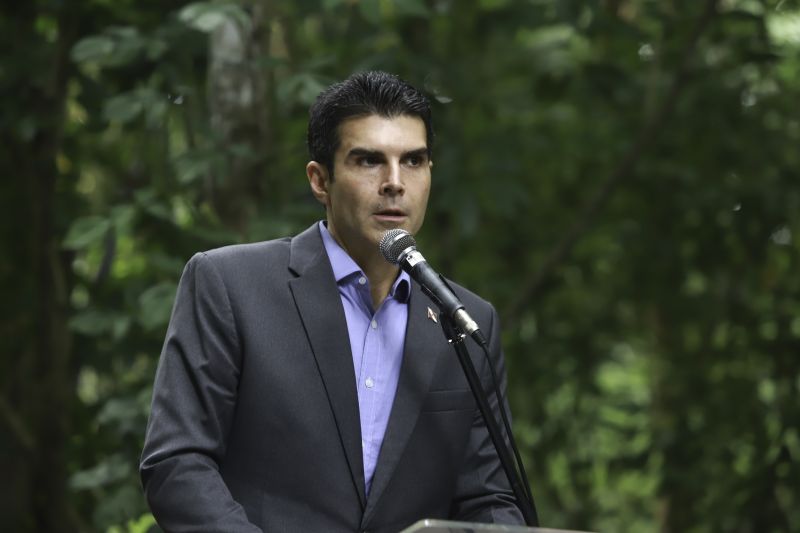 O Governador do Estado instalou oficialmente, na manhã desta segunda-feira (11), o Conselho Estadual de Política Indigenista do Estado do Pará (CONSEPI/Pa). Cerca de 20 indígenas das etnias kaiapó, tembé e mundurucu vindos de várias localidades do Pará participaram do ato de instalação no Museu Emilío Goeldi. <div class='credito_fotos'>Foto: Marco Santos / Ag. Pará   |   <a href='/midias/2019/originais/5652_756a3d8d-954a-e21e-bc82-5ff834f2857b.jpg' download><i class='fa-solid fa-download'></i> Download</a></div>