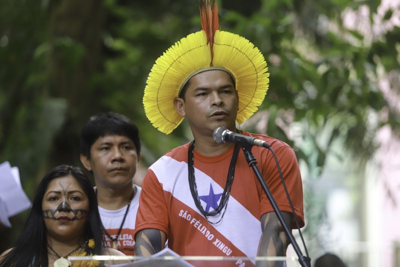 O Governador do Estado instalou oficialmente, na manhã desta segunda-feira (11), o Conselho Estadual de Política Indigenista do Estado do Pará (CONSEPI/Pa). Cerca de 20 indígenas das etnias kaiapó, tembé e mundurucu vindos de várias localidades do Pará participaram do ato de instalação no Museu Emilío Goeldi. <div class='credito_fotos'>Foto: Marco Santos / Ag. Pará   |   <a href='/midias/2019/originais/5652_7ebbc8b8-a735-4f5b-3133-b2fef2a74cbb.jpg' download><i class='fa-solid fa-download'></i> Download</a></div>
