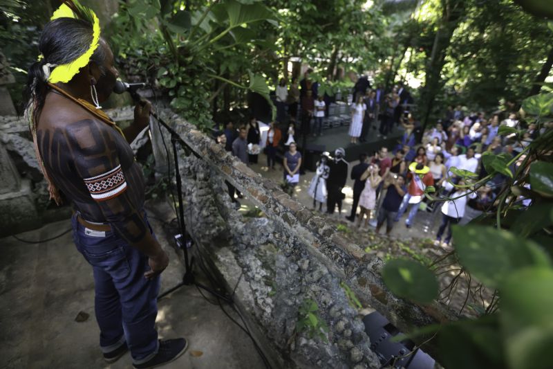 O Governador do Estado instalou oficialmente, na manhã desta segunda-feira (11), o Conselho Estadual de Política Indigenista do Estado do Pará (CONSEPI/Pa). Cerca de 20 indígenas das etnias kaiapó, tembé e mundurucu vindos de várias localidades do Pará participaram do ato de instalação no Museu Emilío Goeldi. <div class='credito_fotos'>Foto: Marco Santos / Ag. Pará   |   <a href='/midias/2019/originais/5652_87aa97bc-1e00-b915-6c32-9815b8be1770.jpg' download><i class='fa-solid fa-download'></i> Download</a></div>