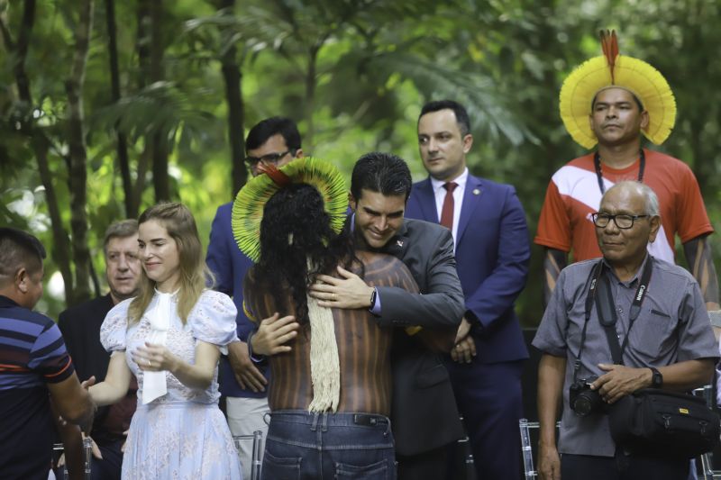 O Governador do Estado instalou oficialmente, na manhã desta segunda-feira (11), o Conselho Estadual de Política Indigenista do Estado do Pará (CONSEPI/Pa). Cerca de 20 indígenas das etnias kaiapó, tembé e mundurucu vindos de várias localidades do Pará participaram do ato de instalação no Museu Emilío Goeldi. <div class='credito_fotos'>Foto: Marco Santos / Ag. Pará   |   <a href='/midias/2019/originais/5652_e8a0778d-c721-dca1-05fa-820d9f4cdaad.jpg' download><i class='fa-solid fa-download'></i> Download</a></div>
