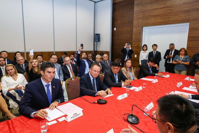 O governador do Pará, Helder Barbalho, assinou nesta terça-feira (12), um protocolo de intenções para estudos de viabilidade econômica de implantação e exploração do projeto da Ferrovia Pará, entre os municípios de Marabá e Barcarena. <div class='credito_fotos'>Foto: Jailson Sam / Divulgação   |   <a href='/midias/2019/originais/5654_33d18d68-b864-14e8-4587-7cae6c0c8224.jpg' download><i class='fa-solid fa-download'></i> Download</a></div>