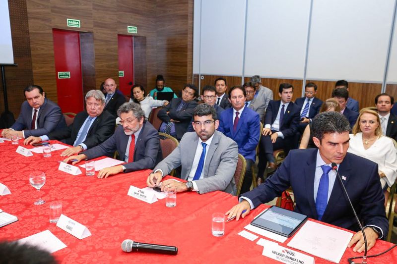 O governador do Pará, Helder Barbalho, assinou nesta terça-feira (12), um protocolo de intenções para estudos de viabilidade econômica de implantação e exploração do projeto da Ferrovia Pará, entre os municípios de Marabá e Barcarena. <div class='credito_fotos'>Foto: Jailson Sam / Divulgação   |   <a href='/midias/2019/originais/5654_3544c2a0-ea13-558c-2651-4afa0100837d.jpg' download><i class='fa-solid fa-download'></i> Download</a></div>