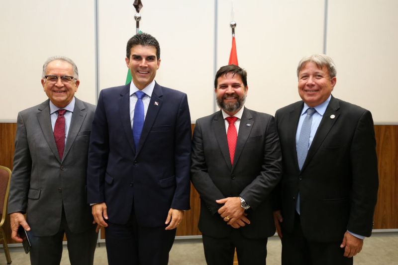 O governador do Pará, Helder Barbalho, assinou nesta terça-feira (12), um protocolo de intenções para estudos de viabilidade econômica de implantação e exploração do projeto da Ferrovia Pará, entre os municípios de Marabá e Barcarena. <div class='credito_fotos'>Foto: Jailson Sam / Divulgação   |   <a href='/midias/2019/originais/5654_5e4ff73f-5c23-b118-35f2-1ef48f22e90e.jpg' download><i class='fa-solid fa-download'></i> Download</a></div>