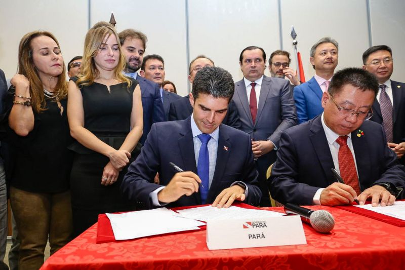 O governador do Pará, Helder Barbalho, assinou nesta terça-feira (12), um protocolo de intenções para estudos de viabilidade econômica de implantação e exploração do projeto da Ferrovia Pará, entre os municípios de Marabá e Barcarena. <div class='credito_fotos'>Foto: Jailson Sam / Divulgação   |   <a href='/midias/2019/originais/5654_76bcd01b-dac2-ff44-ba18-2eb299b0f219.jpg' download><i class='fa-solid fa-download'></i> Download</a></div>