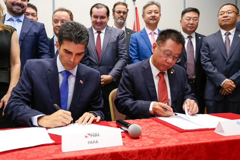 O governador do Pará, Helder Barbalho, assinou nesta terça-feira (12), um protocolo de intenções para estudos de viabilidade econômica de implantação e exploração do projeto da Ferrovia Pará, entre os municípios de Marabá e Barcarena. <div class='credito_fotos'>Foto: Jailson Sam / Divulgação   |   <a href='/midias/2019/originais/5654_7d94f3d1-468c-3599-85b4-046c028f8dac.jpg' download><i class='fa-solid fa-download'></i> Download</a></div>