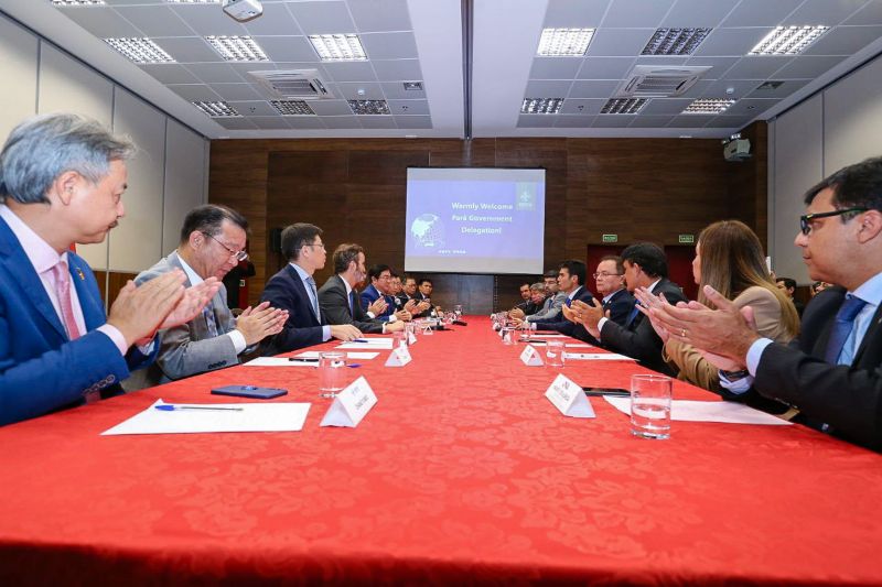 O governador do Pará, Helder Barbalho, assinou nesta terça-feira (12), um protocolo de intenções para estudos de viabilidade econômica de implantação e exploração do projeto da Ferrovia Pará, entre os municípios de Marabá e Barcarena. <div class='credito_fotos'>Foto: Jailson Sam / Divulgação   |   <a href='/midias/2019/originais/5654_ac4fc187-5509-600e-af0a-5b405471c97e.jpg' download><i class='fa-solid fa-download'></i> Download</a></div>