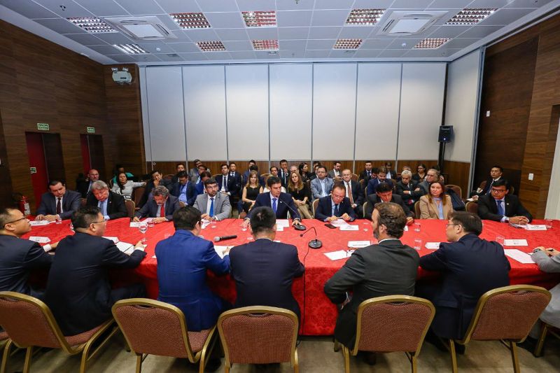 O governador do Pará, Helder Barbalho, assinou nesta terça-feira (12), um protocolo de intenções para estudos de viabilidade econômica de implantação e exploração do projeto da Ferrovia Pará, entre os municípios de Marabá e Barcarena. <div class='credito_fotos'>Foto: Jailson Sam / Divulgação   |   <a href='/midias/2019/originais/5654_afb0346d-d567-b48a-bfc6-251d15c7d80e.jpg' download><i class='fa-solid fa-download'></i> Download</a></div>