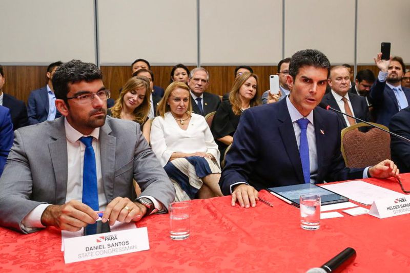 O governador do Pará, Helder Barbalho, assinou nesta terça-feira (12), um protocolo de intenções para estudos de viabilidade econômica de implantação e exploração do projeto da Ferrovia Pará, entre os municípios de Marabá e Barcarena. <div class='credito_fotos'>Foto: Jailson Sam / Divulgação   |   <a href='/midias/2019/originais/5654_c19e28d3-fd53-b8e0-2f22-8cdfa3077a7a.jpg' download><i class='fa-solid fa-download'></i> Download</a></div>