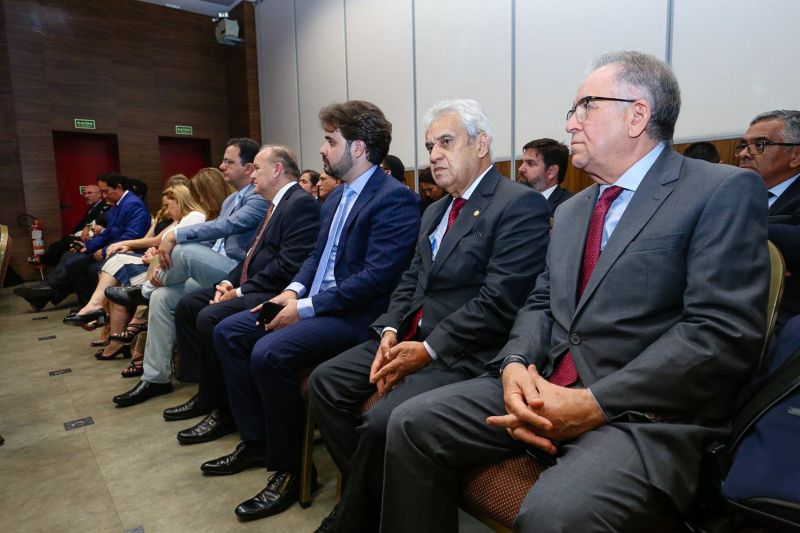 O governador do Pará, Helder Barbalho, assinou nesta terça-feira (12), um protocolo de intenções para estudos de viabilidade econômica de implantação e exploração do projeto da Ferrovia Pará, entre os municípios de Marabá e Barcarena. <div class='credito_fotos'>Foto: Jailson Sam / Divulgação   |   <a href='/midias/2019/originais/5654_cf6958d7-4f76-2cff-859f-24f43bbee589.jpg' download><i class='fa-solid fa-download'></i> Download</a></div>