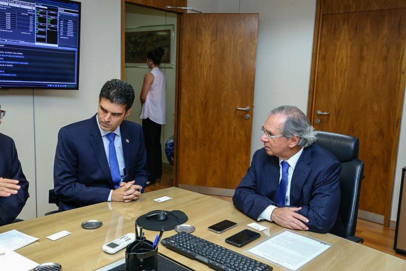 O governador do Pará, Helder Barbalho, assinou nesta terça-feira (12), um protocolo de intenções para estudos de viabilidade econômica de implantação e exploração do projeto da Ferrovia Pará, entre os municípios de Marabá e Barcarena. <div class='credito_fotos'>Foto: Jailson Sam / Divulgação   |   <a href='/midias/2019/originais/5654_e20b804a-a48e-db6b-dda6-5a86483d0e2e.jpg' download><i class='fa-solid fa-download'></i> Download</a></div>