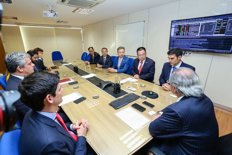 O governador do Pará, Helder Barbalho, assinou nesta terça-feira (12), um protocolo de intenções para estudos de viabilidade econômica de implantação e exploração do projeto da Ferrovia Pará, entre os municípios de Marabá e Barcarena. <div class='credito_fotos'>Foto: Jailson Sam / Divulgação   |   <a href='/midias/2019/originais/5654_e8d9cc93-244f-611f-899e-8f2449b60044.jpg' download><i class='fa-solid fa-download'></i> Download</a></div>