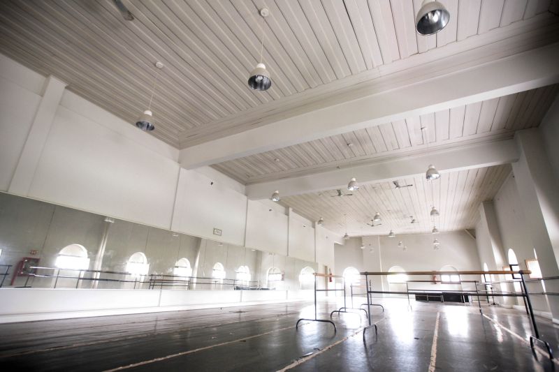 O fomento cultural a partir da preservação de prédios históricos é um dos objetivos da Secretaria de Estado de Cultura do Pará (Secult), que coordena um projeto de restauração e reforma de quatro espaços culturais na capital: Theatro da Paz, Museu do Estado do Pará (MEP), Palacete Faciola e Casa das Onze Janelas. Helder Moreira, diretor de patrimônio da Secult, explica que as obras, iniciadas em abril deste ano, devem seguir determinadas etapas.  <div class='credito_fotos'>Foto: Bruno Cecim / Ag.Pará   |   <a href='/midias/2019/originais/5656_27ab75c2-540f-580f-700c-274b8bd44a73.jpg' download><i class='fa-solid fa-download'></i> Download</a></div>