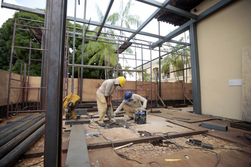 O fomento cultural a partir da preservação de prédios históricos é um dos objetivos da Secretaria de Estado de Cultura do Pará (Secult), que coordena um projeto de restauração e reforma de quatro espaços culturais na capital: Theatro da Paz, Museu do Estado do Pará (MEP), Palacete Faciola e Casa das Onze Janelas. Helder Moreira, diretor de patrimônio da Secult, explica que as obras, iniciadas em abril deste ano, devem seguir determinadas etapas.  <div class='credito_fotos'>Foto: Bruno Cecim / Ag.Pará   |   <a href='/midias/2019/originais/5656_a8c70a77-1829-9401-86f0-9947217dd600.jpg' download><i class='fa-solid fa-download'></i> Download</a></div>