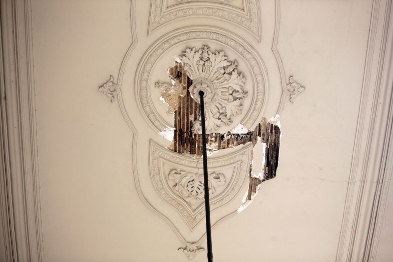 O fomento cultural a partir da preservação de prédios históricos é um dos objetivos da Secretaria de Estado de Cultura do Pará (Secult), que coordena um projeto de restauração e reforma de quatro espaços culturais na capital: Theatro da Paz, Museu do Estado do Pará (MEP), Palacete Faciola e Casa das Onze Janelas. Helder Moreira, diretor de patrimônio da Secult, explica que as obras, iniciadas em abril deste ano, devem seguir determinadas etapas.  <div class='credito_fotos'>Foto: Bruno Cecim / Ag.Pará   |   <a href='/midias/2019/originais/5656_f72b0744-d11a-1a35-afc7-e1da9cdc41af.jpg' download><i class='fa-solid fa-download'></i> Download</a></div>