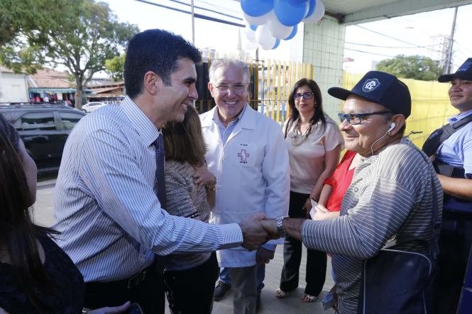 O governador do Estado, Helder Barbalho, participou do lançamento da Campanha Nacional de Vacinação contra Influenza, iniciada nesta quarta-feira (10) em todo o País, prosseguindo até 31 de maio. Acompanhado da primeira-dama, Daniela Barbalho, o governador esteve na Unidade Básica de Saúde (UBS) do bairro da Pedreira, em Belém, na tarde desta quarta-feira. Ele e a primeira-dama tomaram a vacina, aplicada pelo secretário de Estado de Saúde, o médico Alberto Beltrame.

FOTO : MARCELO SEABRA / AGÊNCIA PARÁ
DATA: 10.04.2019
BELÉM - PARÁ <div class='credito_fotos'>Foto: Marcelo Seabra / Ag. Pará   |   <a href='/midias/2019/originais/56572593-b884-4ea0-b1d9-50be64b4474c.jpg' download><i class='fa-solid fa-download'></i> Download</a></div>