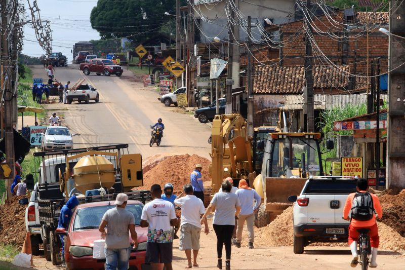 Há várias décadas a rotina de alagamentos constantes se repetia para os moradores do quilometro 02 da PA 140 no município de Santa Izabel, no nordeste paraense, pois toda chuva ou subida de maré as águas do Igarapé Tatu, às margens da rodovia transbordava. <div class='credito_fotos'>Foto: Jader Paes / Agência Pará   |   <a href='/midias/2019/originais/5658_0af563bf-6661-8a05-1ada-c30d6554da92.jpg' download><i class='fa-solid fa-download'></i> Download</a></div>