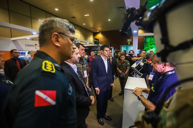 O governador Helder Barbalho visitou, nesta quinta (14), exposição de equipamentos das Forças Armadas <div class='credito_fotos'>Foto: Marco Santos / Ag. Pará   |   <a href='/midias/2019/originais/5659_041df123-0649-ba44-3540-c68bdee9d942.jpg' download><i class='fa-solid fa-download'></i> Download</a></div>