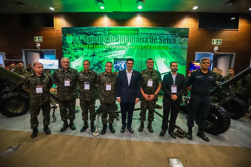 O governador Helder Barbalho visitou, nesta quinta (14), exposição de equipamentos das Forças Armadas <div class='credito_fotos'>Foto: Marco Santos / Ag. Pará   |   <a href='/midias/2019/originais/5659_10b4d63c-217c-9334-b740-37679716d861.jpg' download><i class='fa-solid fa-download'></i> Download</a></div>