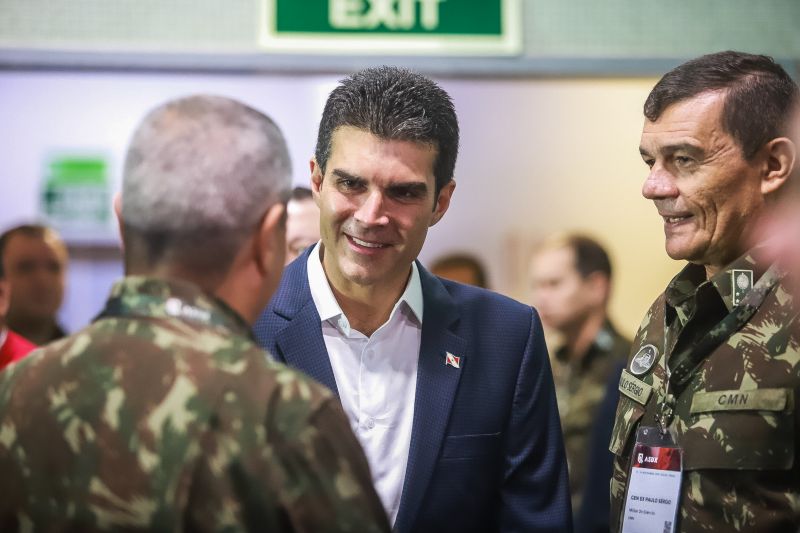 O governador Helder Barbalho visitou, nesta quinta (14), exposição de equipamentos das Forças Armadas <div class='credito_fotos'>Foto: Marco Santos / Ag. Pará   |   <a href='/midias/2019/originais/5659_144173ee-8e39-9369-98d4-84635ecce904.jpg' download><i class='fa-solid fa-download'></i> Download</a></div>