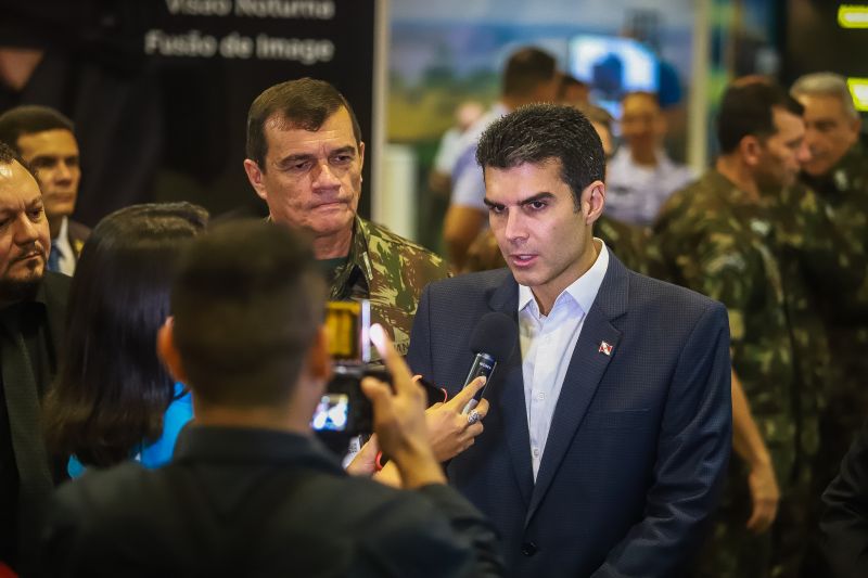 O governador Helder Barbalho visitou, nesta quinta (14), exposição de equipamentos das Forças Armadas <div class='credito_fotos'>Foto: Marco Santos / Ag. Pará   |   <a href='/midias/2019/originais/5659_2090aee7-ede4-0caf-5f31-1368cd817c44.jpg' download><i class='fa-solid fa-download'></i> Download</a></div>