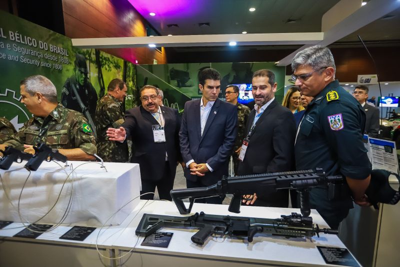 O governador Helder Barbalho visitou, nesta quinta (14), exposição de equipamentos das Forças Armadas <div class='credito_fotos'>Foto: Marco Santos / Ag. Pará   |   <a href='/midias/2019/originais/5659_22b63eb3-6c2a-d39e-c310-d5478ea690c7.jpg' download><i class='fa-solid fa-download'></i> Download</a></div>