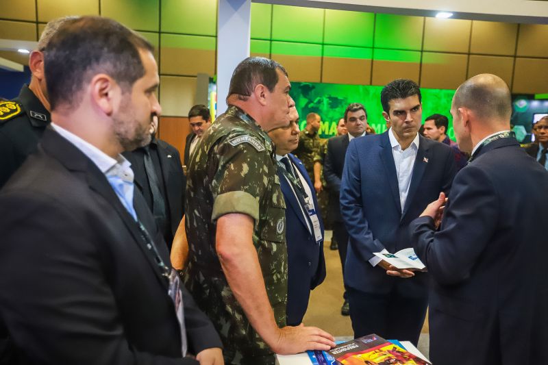 O governador Helder Barbalho visitou, nesta quinta (14), exposição de equipamentos das Forças Armadas <div class='credito_fotos'>Foto: Marco Santos / Ag. Pará   |   <a href='/midias/2019/originais/5659_243b8d37-c2c2-2648-7209-73777fcd715c.jpg' download><i class='fa-solid fa-download'></i> Download</a></div>