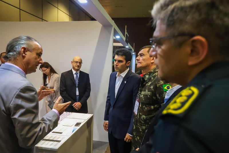 O governador Helder Barbalho visitou, nesta quinta (14), exposição de equipamentos das Forças Armadas <div class='credito_fotos'>Foto: Marco Santos / Ag. Pará   |   <a href='/midias/2019/originais/5659_2add1add-0dfb-421d-0604-ceb1aa61af93.jpg' download><i class='fa-solid fa-download'></i> Download</a></div>
