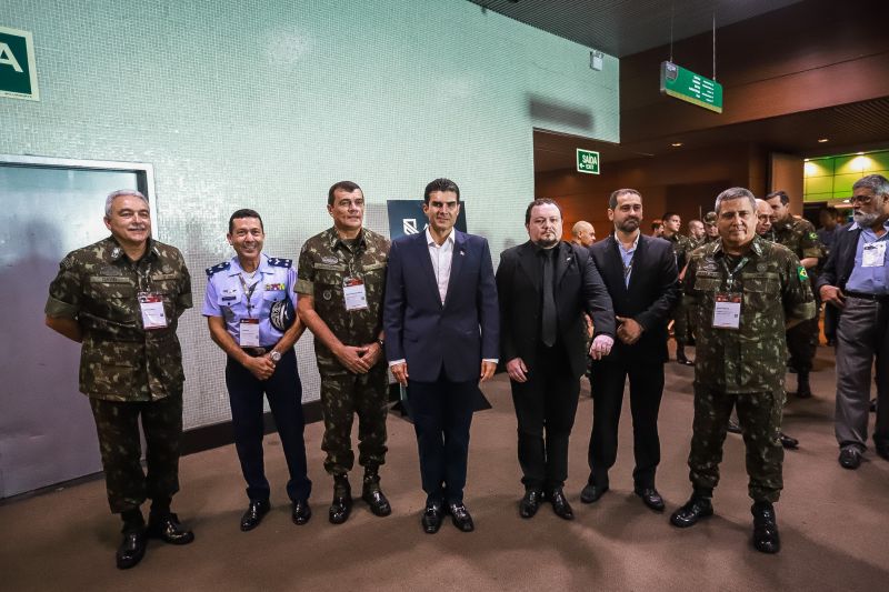 O governador Helder Barbalho visitou, nesta quinta (14), exposição de equipamentos das Forças Armadas <div class='credito_fotos'>Foto: Marco Santos / Ag. Pará   |   <a href='/midias/2019/originais/5659_3240f58f-5600-9344-0aac-dd489be8f9cf.jpg' download><i class='fa-solid fa-download'></i> Download</a></div>