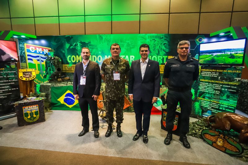 O governador Helder Barbalho visitou, nesta quinta (14), exposição de equipamentos das Forças Armadas <div class='credito_fotos'>Foto: Marco Santos / Ag. Pará   |   <a href='/midias/2019/originais/5659_3ce84e5a-1d0f-4476-05b5-1caacc3eb3fe.jpg' download><i class='fa-solid fa-download'></i> Download</a></div>