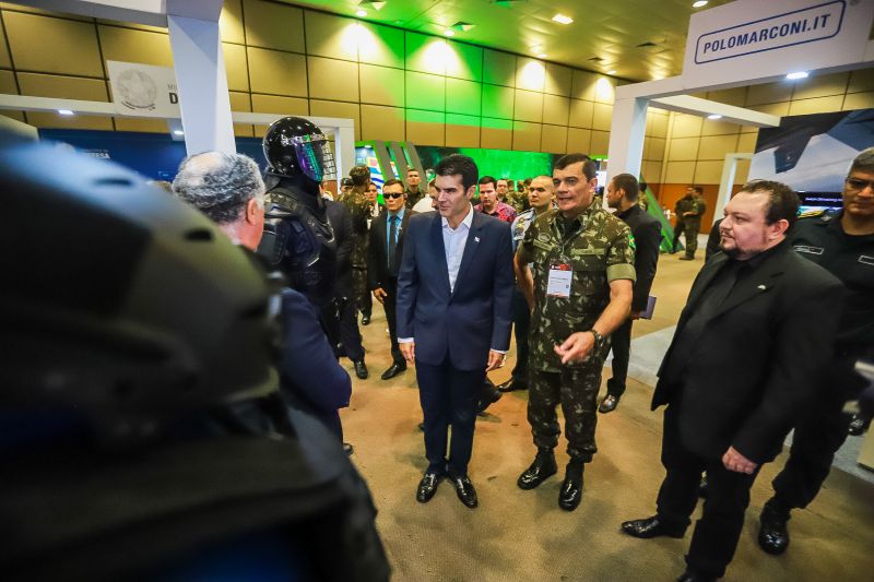 O governador Helder Barbalho visitou, nesta quinta (14), exposição de equipamentos das Forças Armadas <div class='credito_fotos'>Foto: Marco Santos / Ag. Pará   |   <a href='/midias/2019/originais/5659_423efc30-05ce-2dd0-c635-7c5791548996.jpg' download><i class='fa-solid fa-download'></i> Download</a></div>