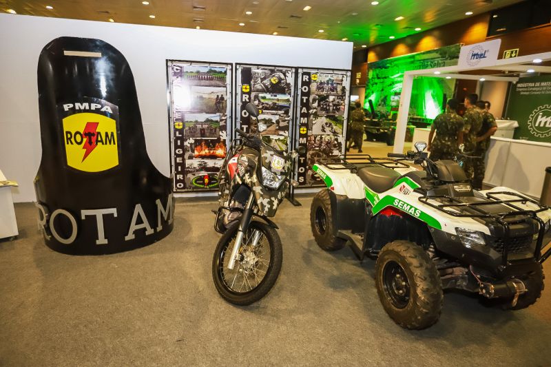 O governador Helder Barbalho visitou, nesta quinta (14), exposição de equipamentos das Forças Armadas <div class='credito_fotos'>Foto: Marco Santos / Ag. Pará   |   <a href='/midias/2019/originais/5659_6e82213d-6f05-de26-486d-9f17a9911645.jpg' download><i class='fa-solid fa-download'></i> Download</a></div>