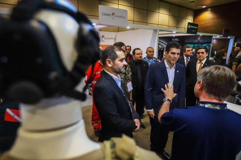 O governador Helder Barbalho visitou, nesta quinta (14), exposição de equipamentos das Forças Armadas <div class='credito_fotos'>Foto: Marco Santos / Ag. Pará   |   <a href='/midias/2019/originais/5659_708bdc28-12d1-b581-06a9-827a0dcf63b1.jpg' download><i class='fa-solid fa-download'></i> Download</a></div>