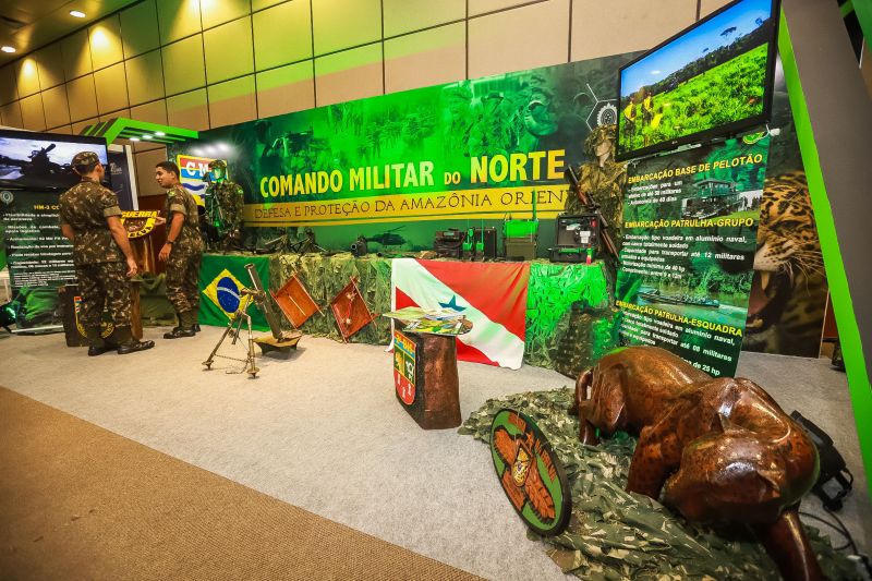 O governador Helder Barbalho visitou, nesta quinta (14), exposição de equipamentos das Forças Armadas <div class='credito_fotos'>Foto: Marco Santos / Ag. Pará   |   <a href='/midias/2019/originais/5659_7559a048-b488-59d6-6461-6b009386c92f.jpg' download><i class='fa-solid fa-download'></i> Download</a></div>