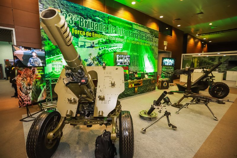 O governador Helder Barbalho visitou, nesta quinta (14), exposição de equipamentos das Forças Armadas <div class='credito_fotos'>Foto: Marco Santos / Ag. Pará   |   <a href='/midias/2019/originais/5659_7d70fc9a-3ed7-1d02-bcb7-ba8a3d22b643.jpg' download><i class='fa-solid fa-download'></i> Download</a></div>