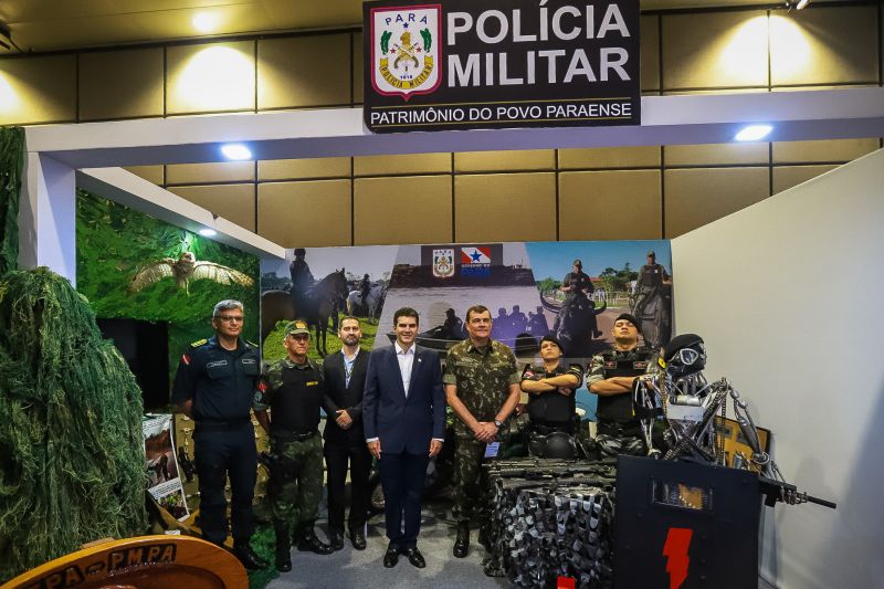 O governador Helder Barbalho visitou, nesta quinta (14), exposição de equipamentos das Forças Armadas <div class='credito_fotos'>Foto: Marco Santos / Ag. Pará   |   <a href='/midias/2019/originais/5659_9b8eb8ca-1c88-35df-ca52-5a85480f4b14.jpg' download><i class='fa-solid fa-download'></i> Download</a></div>