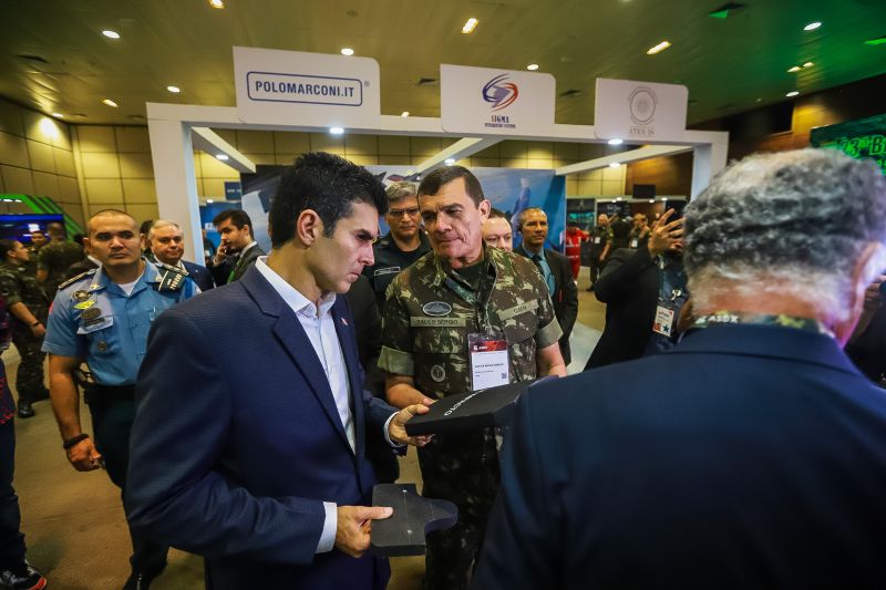 O governador Helder Barbalho visitou, nesta quinta (14), exposição de equipamentos das Forças Armadas <div class='credito_fotos'>Foto: Marco Santos / Ag. Pará   |   <a href='/midias/2019/originais/5659_befa2b9e-017f-fb12-28ab-5b5c055386dd.jpg' download><i class='fa-solid fa-download'></i> Download</a></div>