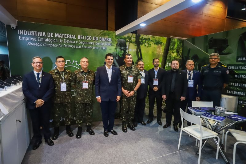 O governador Helder Barbalho visitou, nesta quinta (14), exposição de equipamentos das Forças Armadas <div class='credito_fotos'>Foto: Marco Santos / Ag. Pará   |   <a href='/midias/2019/originais/5659_c9f65099-c778-7d9f-ea0b-634bd846522b.jpg' download><i class='fa-solid fa-download'></i> Download</a></div>