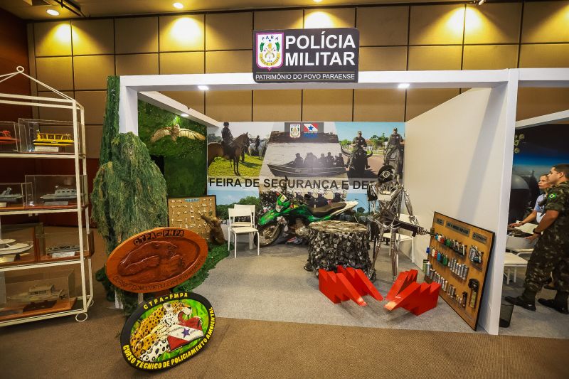 O governador Helder Barbalho visitou, nesta quinta (14), exposição de equipamentos das Forças Armadas <div class='credito_fotos'>Foto: Marco Santos / Ag. Pará   |   <a href='/midias/2019/originais/5659_d960de04-b0a0-c698-fb0a-6bfeaef53be0.jpg' download><i class='fa-solid fa-download'></i> Download</a></div>
