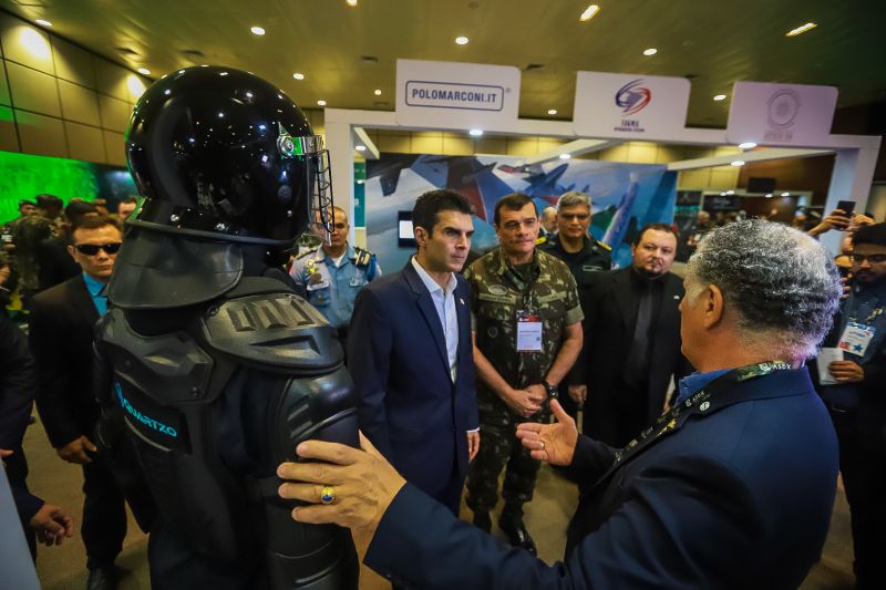 O governador Helder Barbalho visitou, nesta quinta (14), exposição de equipamentos das Forças Armadas <div class='credito_fotos'>Foto: Marco Santos / Ag. Pará   |   <a href='/midias/2019/originais/5659_e66d63c0-bd98-9cc1-7af7-fb203cef07e0.jpg' download><i class='fa-solid fa-download'></i> Download</a></div>